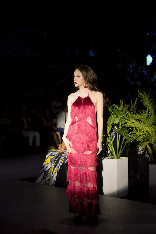 Cả Lynk Lee và Hương Giang đều được nhà tạo mốt cố tình giấu kín cho lần đầu làm vedette, chỉ khi xuất hiện khán giả mới biết danh tính.&nbsp;