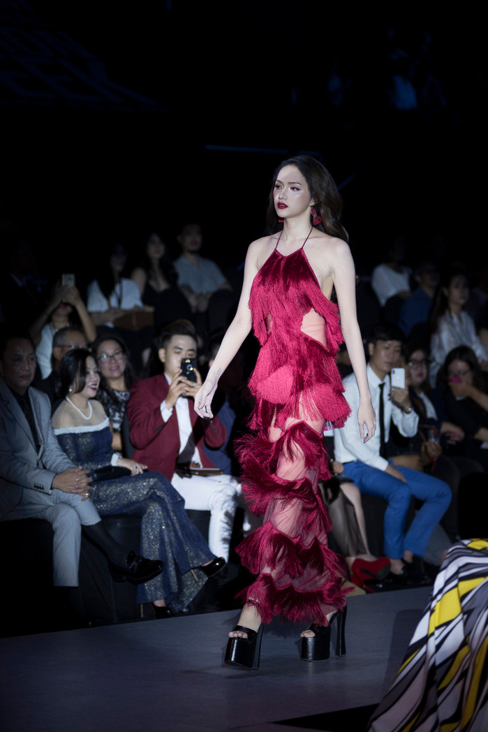 Chuyển mình từ một hoa hậu sang hình ảnh của một người mẫu quả thật là điều không dễ dàng. Thế nhưng Hương Giang từng phát ngôn cô chỉ mất 5 tháng để làm được điều này.