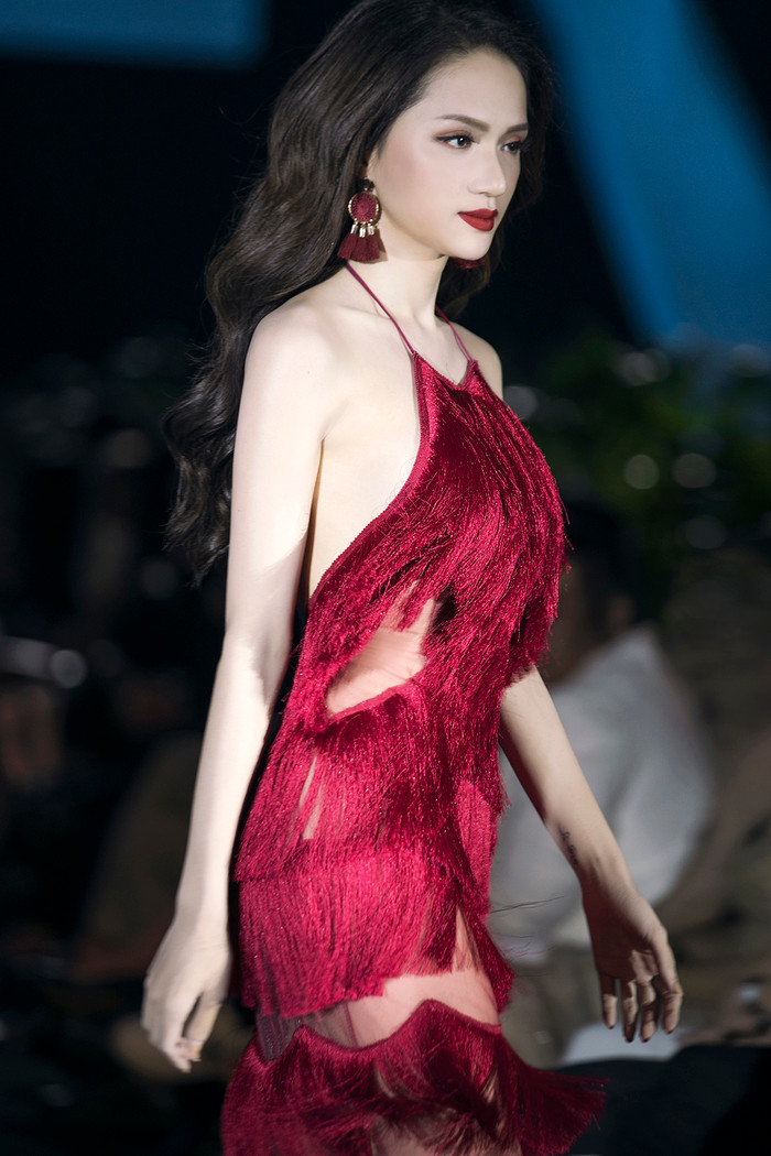 Song trên thực tế cô chỉ mất 1 tháng mà thôi. Hiện Hương Giang được mệnh danh là 'Nữ hoàng vedette' của vbiz.