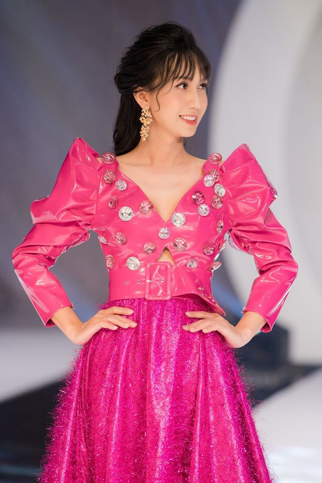 Nói về kỹ năng làm mẫu Lynk Lee cho biết lúc nhỏ cô cũng từng tập catwalk trước gương nhưng chưa bao giờ hình dung một ngày nào đó có thể xuất hiện trên sàn diễn lớn, nơi chỉ dành cho những siêu mẫu chuyên nghiệp. &nbsp;