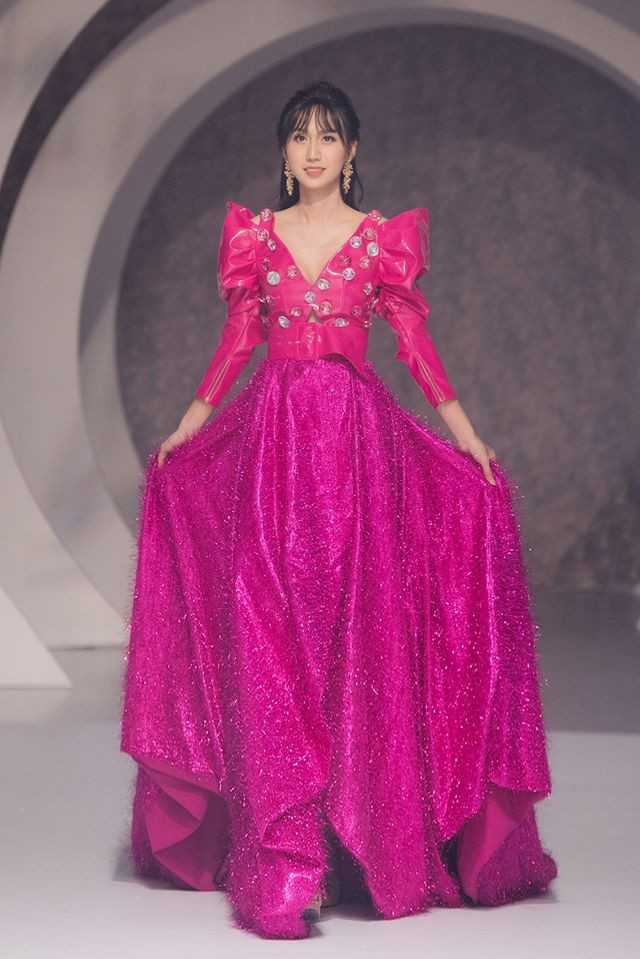 Lynk Lee thừa nhận có một chút vướng vấp. Tuy nhiên bằng bản lĩnh sân khấu cô đã hoàn thành khá tốt. Những bước đi nhẹ nhàng, kết hợp diễn bằng ánh mắt,cử chỉ điệu bộ đã lôi cuốn người xem.&nbsp;