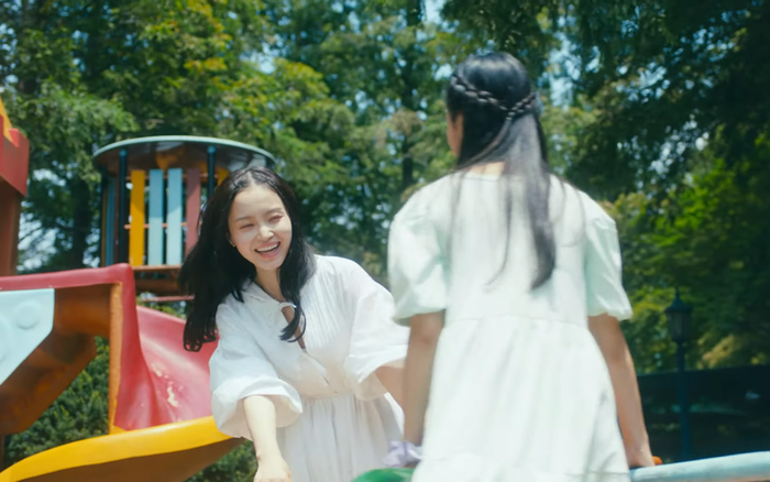 Lâu lắm rồi mới thấy Lee Hi rạng rỡ đến thế: Nụ cười tít mắt này chẳng có được năm tháng dưới trướng YG! Ảnh 2