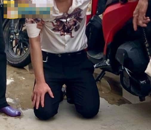 Chàng trai quỳ gối 3 tiếng giữa phố để xin bạn gái tha lỗi, dân tình bức xúc: 'Mất thể diện đàn ông' Ảnh 4