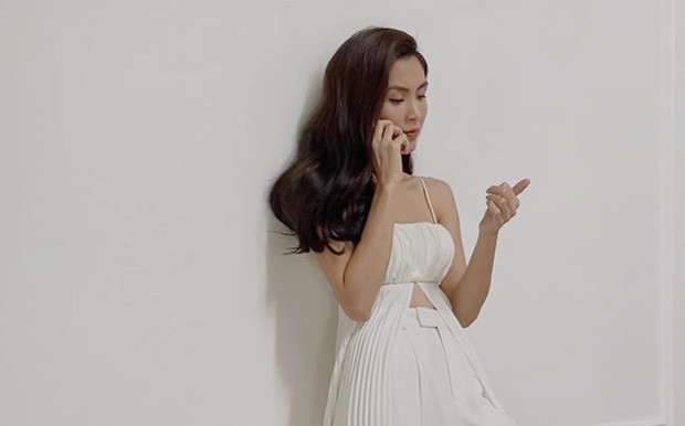 Tăng Thanh Hà gây sốt với đôi chân dài cùng vòng eo con kiến trong bức ảnh bị chụp lén Ảnh 2