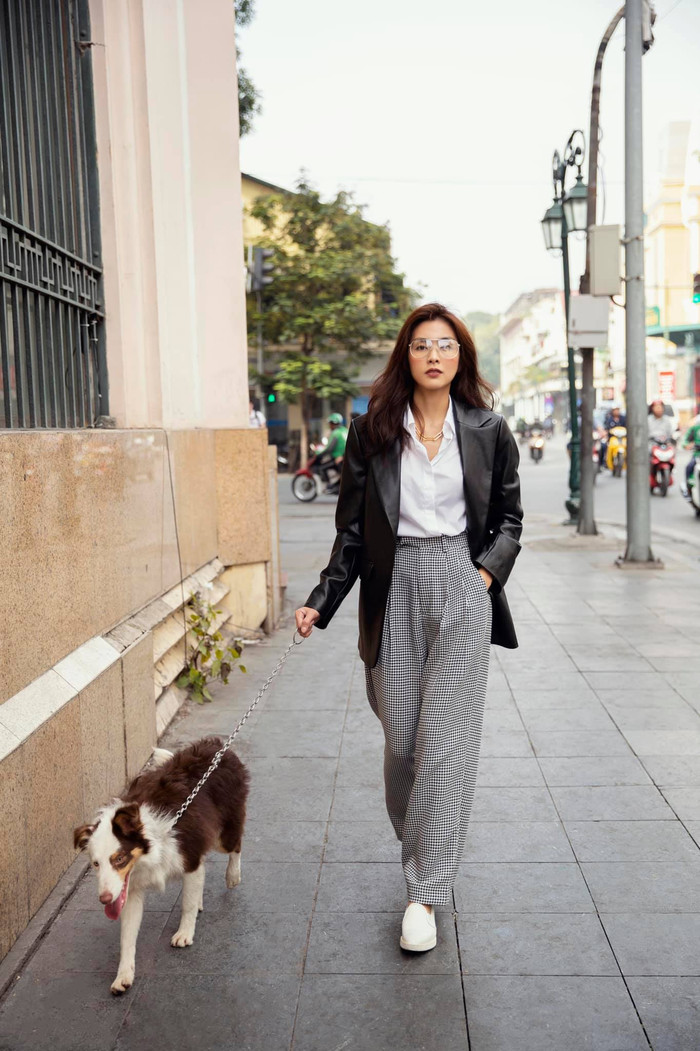 Nữ diễn viên vẫn giữ phong cách khá giản dị, ít ăn diện nhưng luôn nổi bật và chiếm trọn spotight.