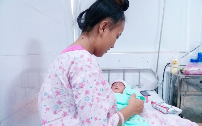 Sản phụ đẻ rơi con tại phòng trọ, bác sĩ 'phóng' xe máy tới cấp cứu kịp thời Ảnh 2