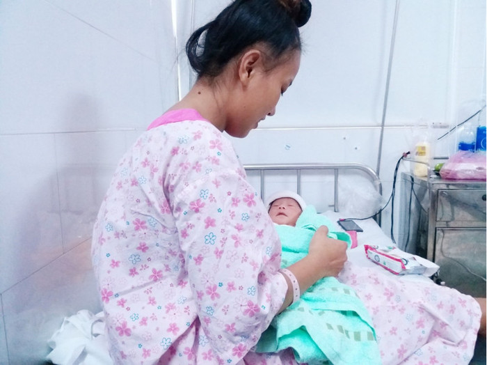 Chị H. và con gái đã được chuyển tới bệnh viện sau khi chị đẻ rớt con tại phòng trọ. Ảnh PN Online