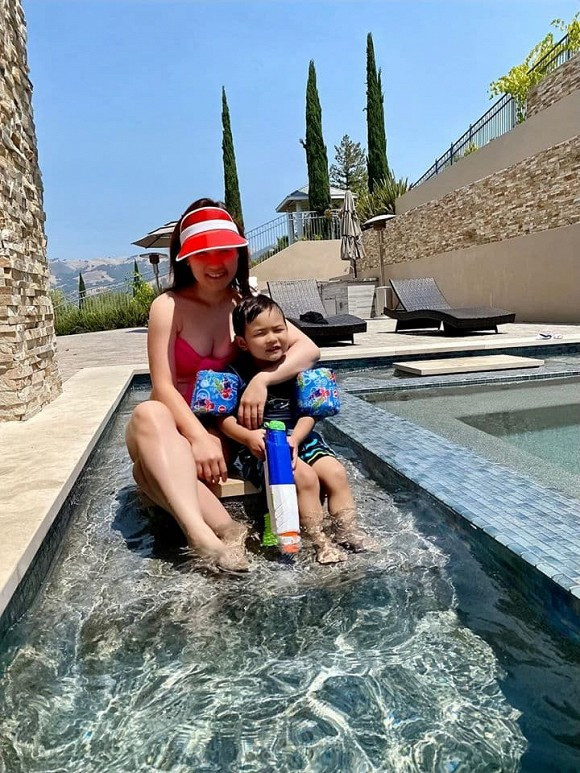 Đây cũng là lần hiếm hoi nữ doanh nhân diện đồ gợi cảm khoe vóc dáng của mình trên trang cá nhân.