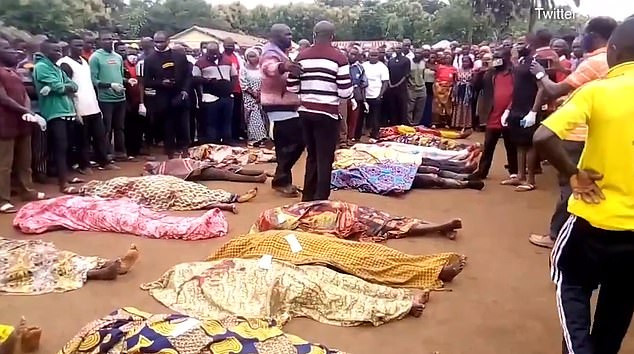 Thi thể các nạn nhân sau vụ xả súng tại đám cưới.