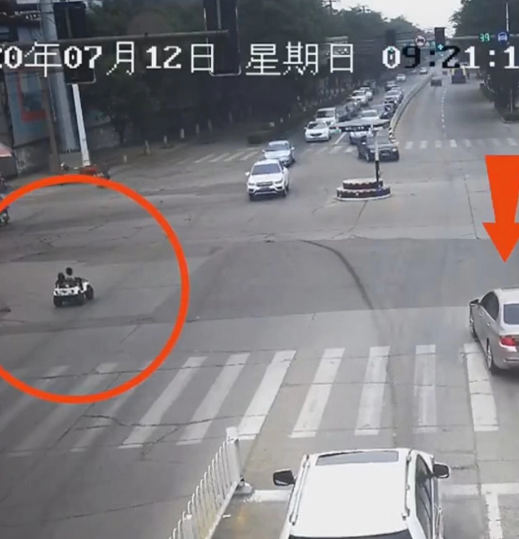 Hai đứa bé lái xe điện ra phố.