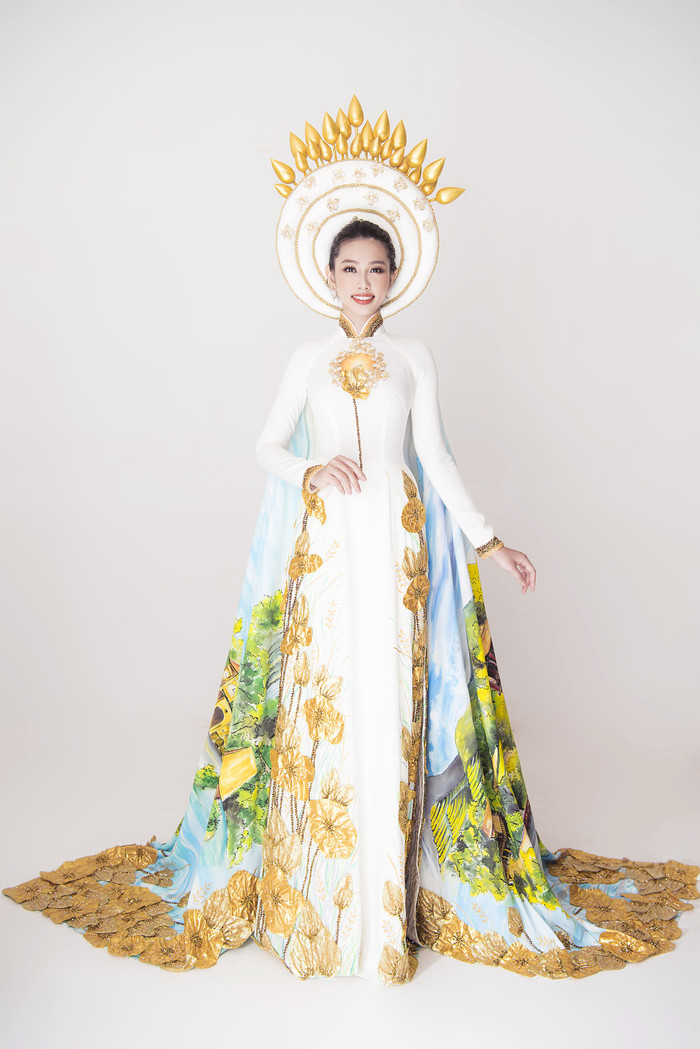 uThùy Tiên từng mang đến cuộc thi Miss International 2018 bộ áo dài lấy cảm hứng từ hoa sen.