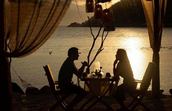 Vân Hugo hé lộ góc nghiêng của chồng sắp cưới trên trang cá nhân.