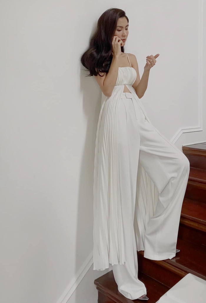 Thần thái kiêu kỳ, sang trọng vô cùng, chỉ đơn giản là nghe điện thoại thôi, Tăng Thanh Hà đã nhận về không ít lời khen, sự trầm trồ từ phía khán giả.&nbsp;