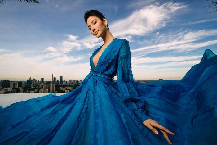 Hoàng Thuỳ thu hút bao ánh nhìn khi thả dáng trong chiếc váy xanh mát mắt, tông màu phù hợp với sắc trời, có phần xẻ sâu, khoe ngực đầy.&nbsp;