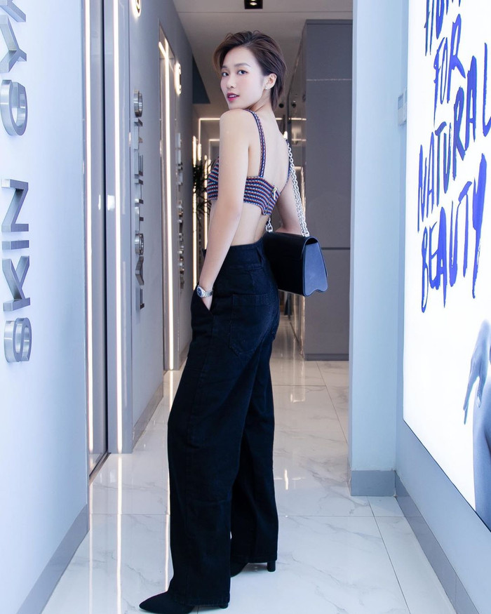 Cũng cùng cách phối quần ống rộng, Khả Ngân lại tạo nên hình ảnh trẻ trung với áo croptop, khoe làn da trắng, vòng eo thon gọn,&nbsp;