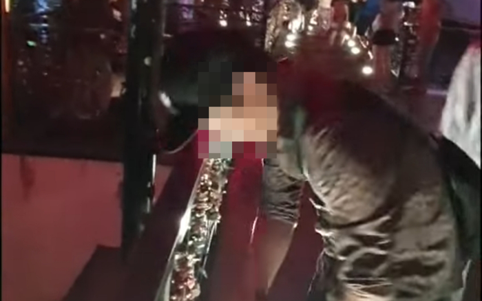 Phá ổ khóa ở cầu tình yêu Đà Nẵng, nam thanh niên khiến dân tình phẫn nộ Ảnh 2