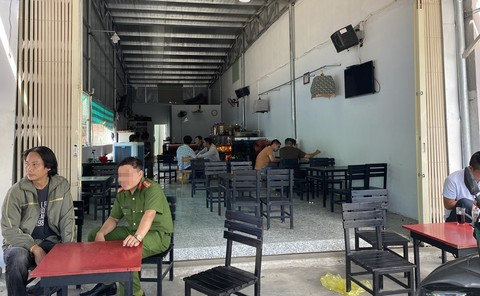 Quán cà phê của Lê Tiến Dũng (SN 1989, ngụ tổ 27, P.Vĩnh Trung, Q.Thanh Khê, TP.Đà Nẵng) nơi cất giữ nhiều hung khí. Ảnh: báo Công an