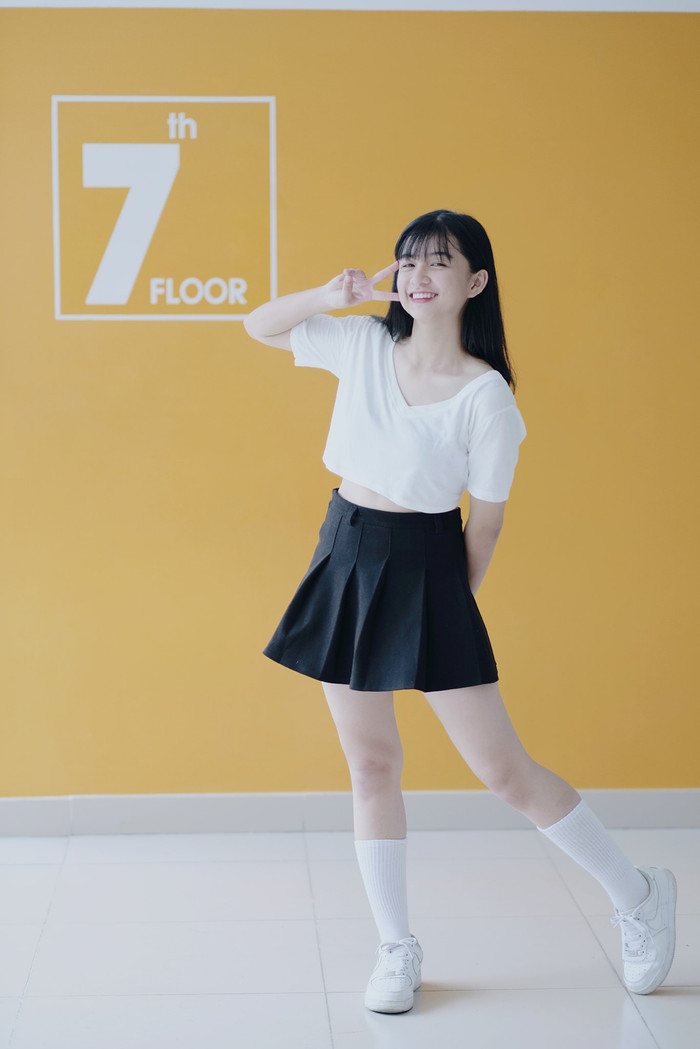 Trước thời khắc chia tay, nữ sinh trao nụ hôn đến các bạn cùng lớp, hành động với các nam sinh mới khiến nhiều người thích thú Ảnh 10