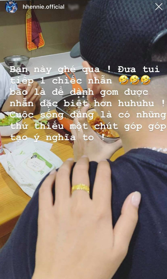 H'Hen Niê khoe nhẫn vàng cùng dòng chia sẻ ẩn ý khi 'góp vốn' đủ sẽ có được nhẫn cầu hôn. 