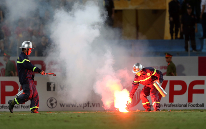 Pháo sáng khiến Hà Nội FC và Hải Phòng bị phạt Ảnh 2