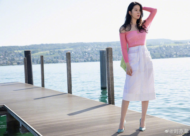 Lưu Diệc Phi 'gây mê' với loạt ảnh khoe vai trần gợi cảm cùng gương mặt đẹp không tỳ vết 