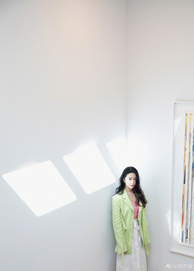 Mặc dù không tham gia các chương trình giải trí, cũng không liên tục xuất hiện tại các sự kiện nhưng Lưu Diệc Phi vẫn luôn là cái tên được săn đón bậc nhất trong giới giải trí Hoa ngữ.