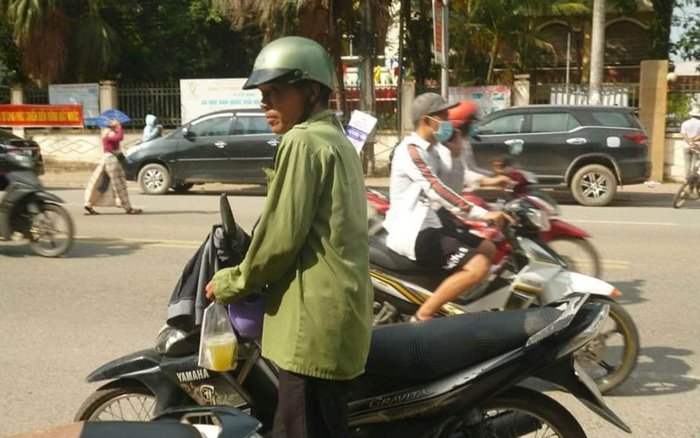 Hình ảnh đẹp mùa thi tuyển sinh 10: Người bố đứng dưới cái nắng Hà Nội cả giờ đồng hồ chỉ vì một lý do này Ảnh 2