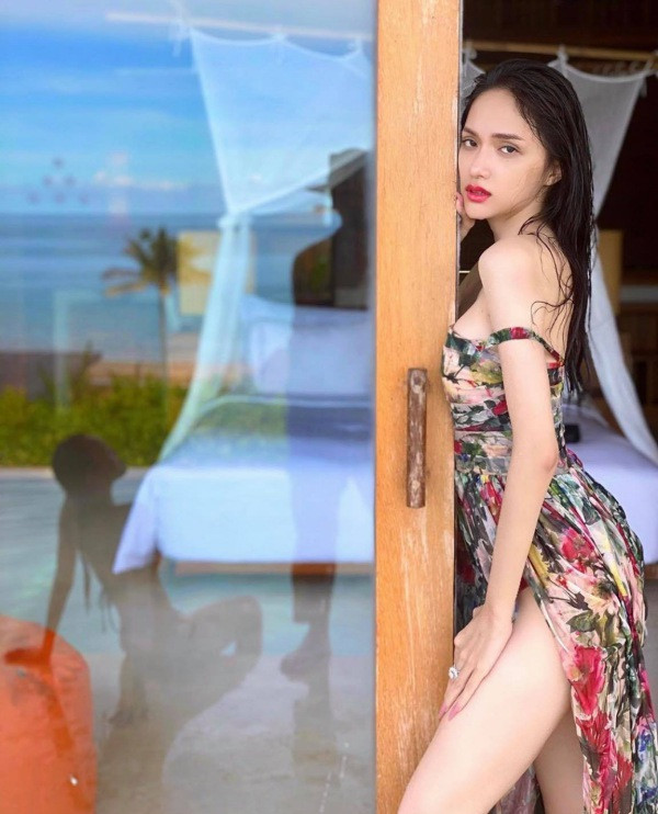 Tuy nhiên, do chiếc đầm có đường xẻ quá cao, nên trong một số tạo dáng, Hương Giang vô tình để lộ nội y lấp ló, dù vậy với thần thái đỉnh cao, cô nàng không hề tạo ra cảm giác phô phang. 