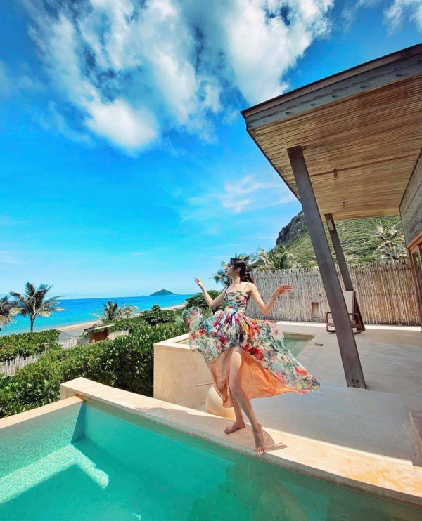 Vẫn những thiết kế với chất liệu voan bềnh bồng, nhẹ nhàng, Hương Giang không ngần ngại 'thi triển' lối tạo dáng kinh điển, tận dụng độ bay bổng của chất liệu nhằm cho ra những shoot ảnh đẹp. 