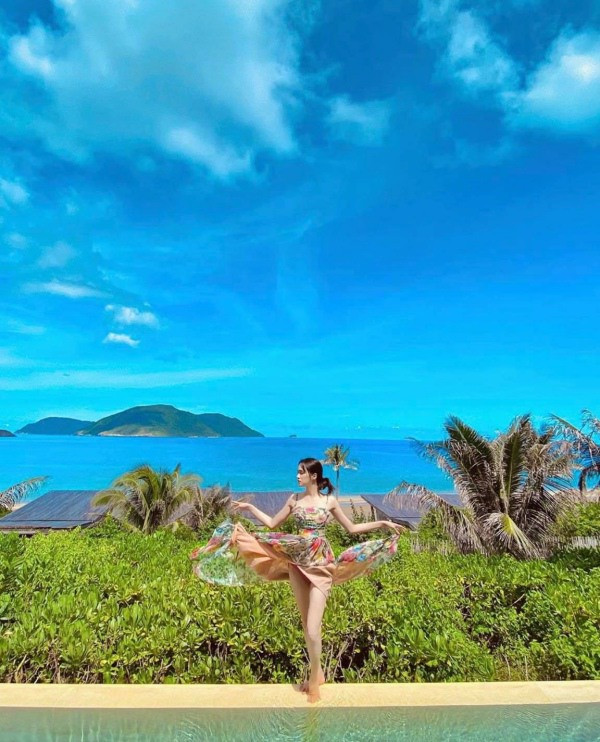 Chỉ chụp vài tấm ảnh tại khu du lịch, nghỉ dưỡng mà Hương Giang có ngay cho mình loạt ảnh thời trang xịn sò. 