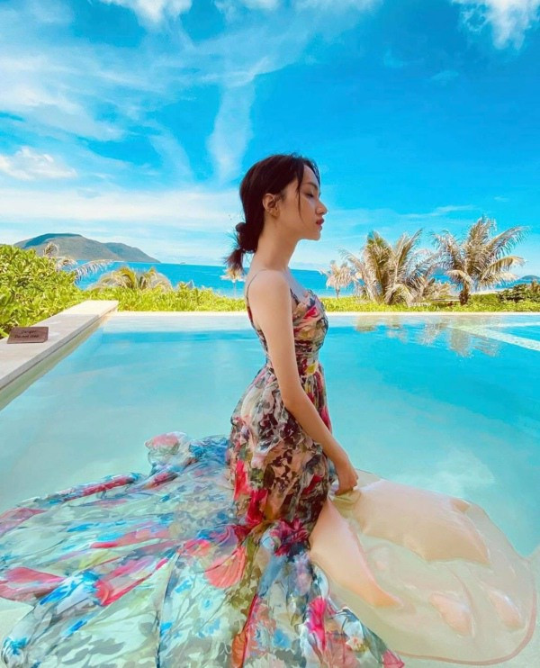 Không gọi mình là một fashionista, nhưng loạt váy áo đơn giản, dễ mặc của Hương Giang đã đem lại cảm hứng, gợi ý cho hàng loạt cô gái. 