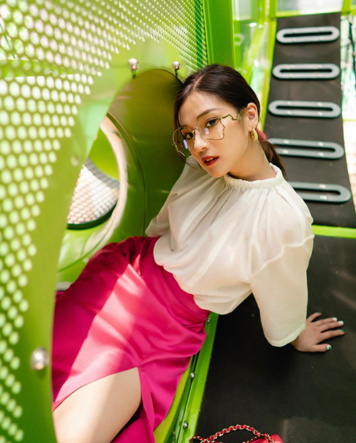 Ngoài đầm liền, Hoàng Yến mang đến gợi ý chân váy cho các bạn gái. 