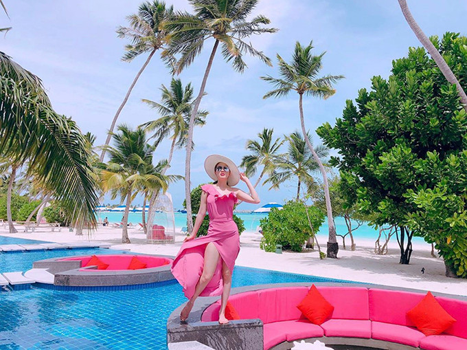 Bảo Thy khéo léo mang đến không gian đầy ăm ắp sắc hồng ngọt ngào khi phối trang phục cùng gối, ghế nội thất xung quanh. 