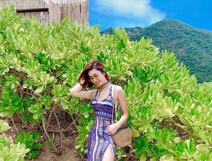 Thúy Ngân lại là định nghĩa của sự ngọt ngào, trẻ trung với trang phục màu sắc. 