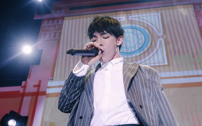 ERIK nhễ nhại mồ hôi, mang loạt hit từ EDM đến ballad 'thổi bùng' đêm nhạc tại TP HCM Ảnh 2