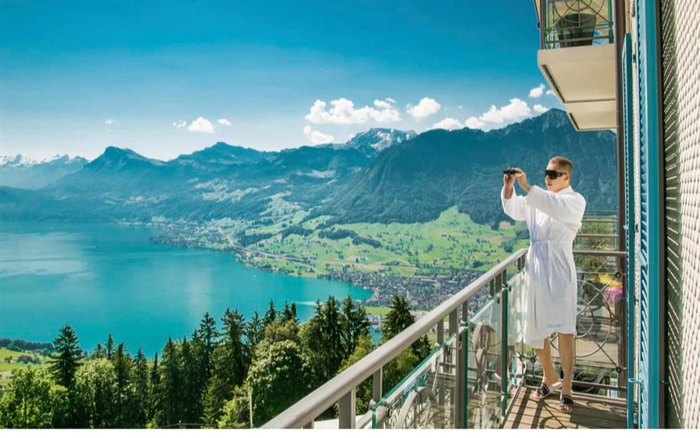 Vũ Khắc Tiệp khuyên mọi người đi du lịch sang chảnh, dân mạng hỏi: 'Tiền đâu ra?' Ảnh 2