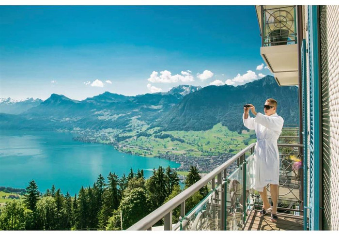 Loạt ảnh Vũ Khắc Tiệp vi vu tại 'Quốc gia hạnh phúc nhất thế giới'. 