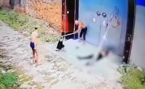 Người đàn ông vác xẻng tới hành hung mẹ già và con nhỏ của anh Vương. 