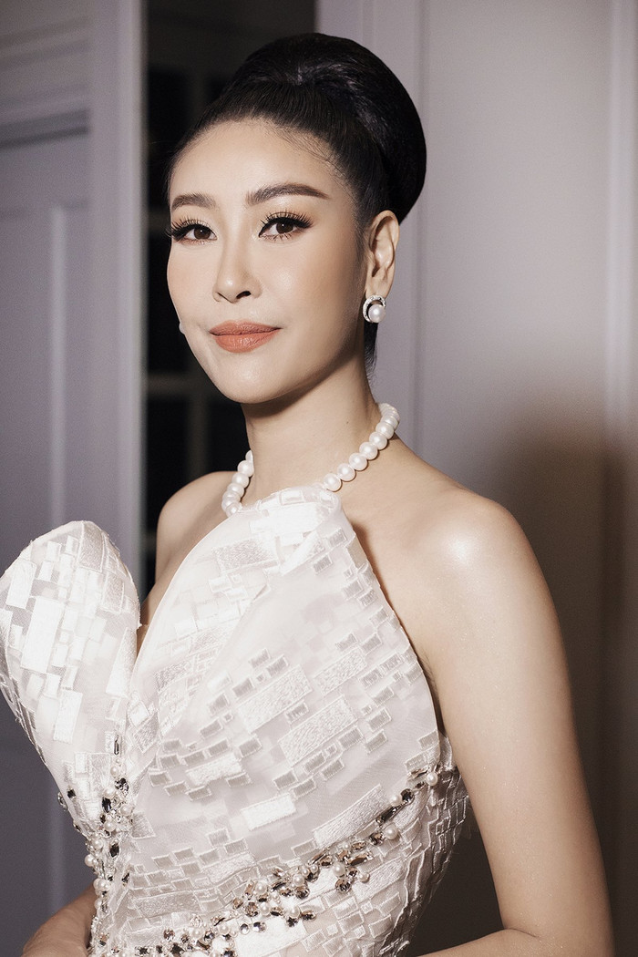 Hoa hậu Hà Kiều Anh đốn tim mọi người với kiểu tóc búi cao thanh lịch và nhan sắc xinh đẹp mặn mà ở tuổi U40.