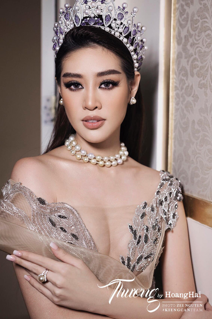 Hoa hậu Khánh Vân cũng trông đầy quyến rũ và sành điệu với phong cách trang điểm màu nâu trầm đặc biệt là làn da căng bóng của lớp kem nền 