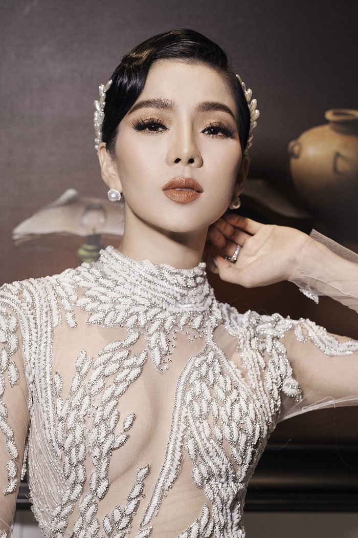 Lệ Quyên lại tiếp tục chứng minh phong cách trang điểm nâu trầm có thể mang đến nhiều hình ảnh khác nhau khi trông nữ ca sĩ vừa mang nét cổ điển nhẹ nhàng lại vừa mang nét quyến rũ 