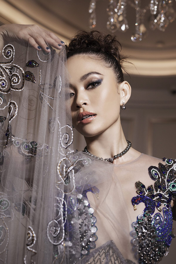 Việc vẽ đuôi mắt sắt lẹm và sử dụng tông màu đậm đã mang đến cho Mâu Thủy vẻ ngoài mạnh mẽ hút mắt người nhìn