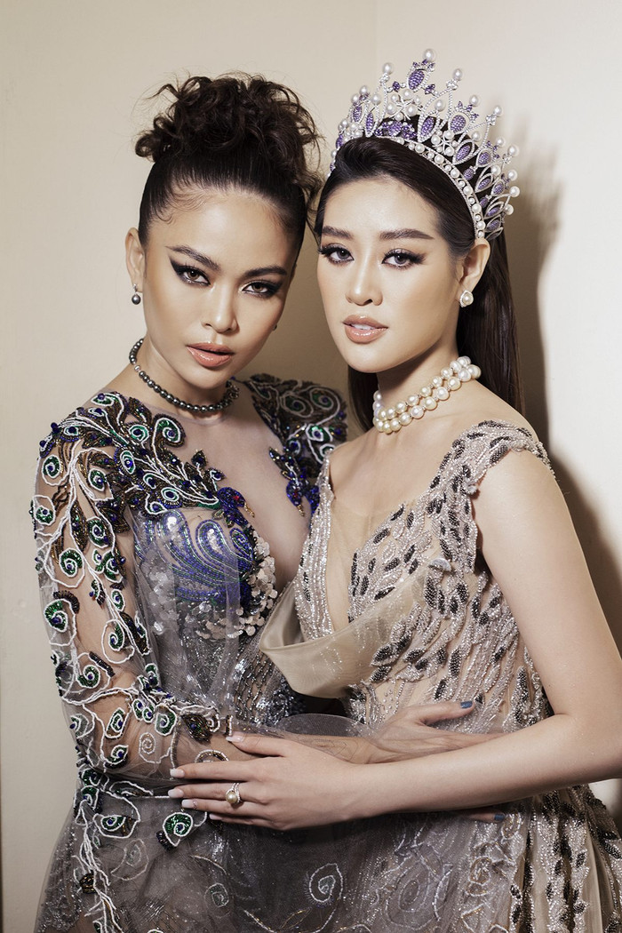 Cùng là kiểu make up nâu trầm nhưng Á hậu Mâu Thủy lại trông đầy sắc sảo và cá tính hơn khi đứng bên cạnh Hoa hậu Khánh Vân