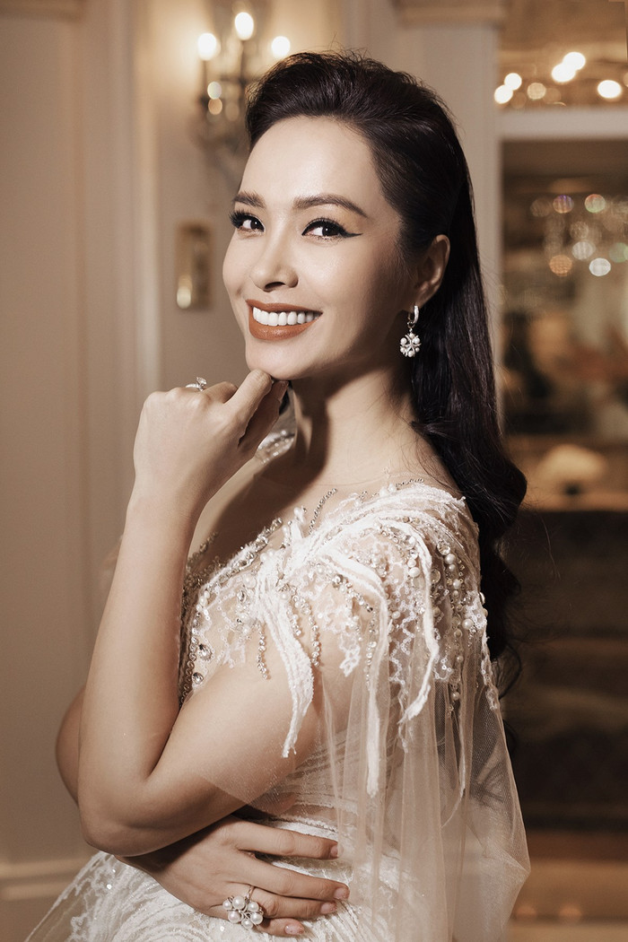 Thúy Hạnh sang trọng và quý phái