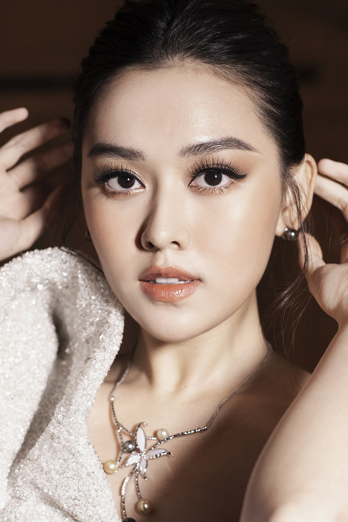 Á hậu Tường San nhẹ nhàng nhưng vẫn xinh đẹp