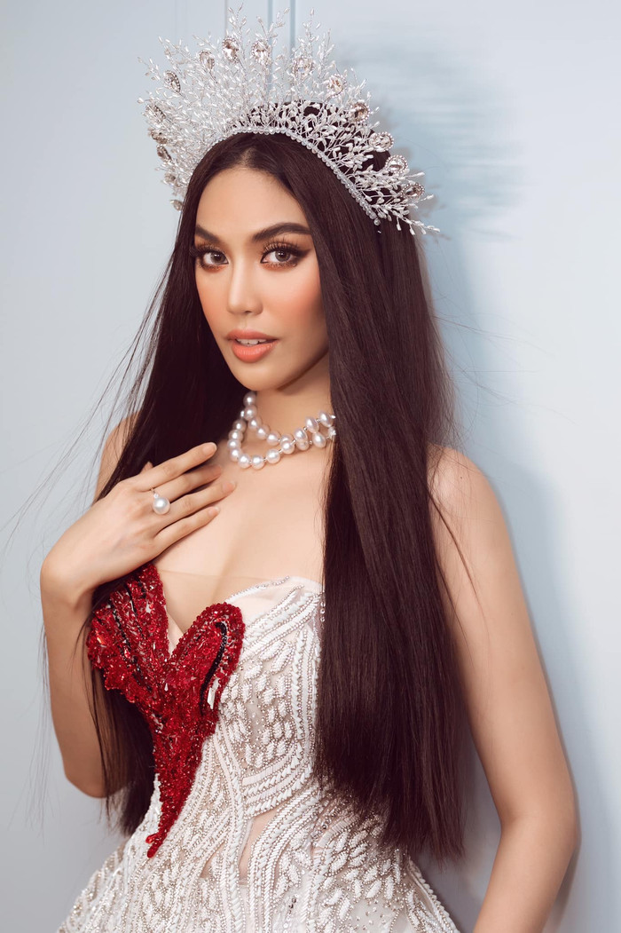 Tông mắt nâu trầm được phủ lên một lớp kim tuyến màu gold giống như những hạt pha lê lấp lánh trên bầu mắt, hàng mi cong giúp đôi mắt của Lan Khuê thêm phần cuốn hút