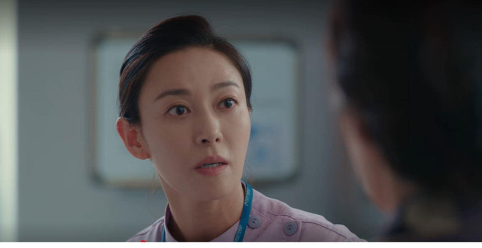 Và trùm cuối là đây, Y tá trưởng Haeng Ja bị cho là mới chính là mẹ ruột của Moon Young?