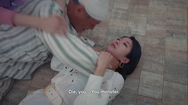 Hành động xua đuổi Moon Young của bố cô được cho là đang bảo vệ cô khỏi mẹ cô 