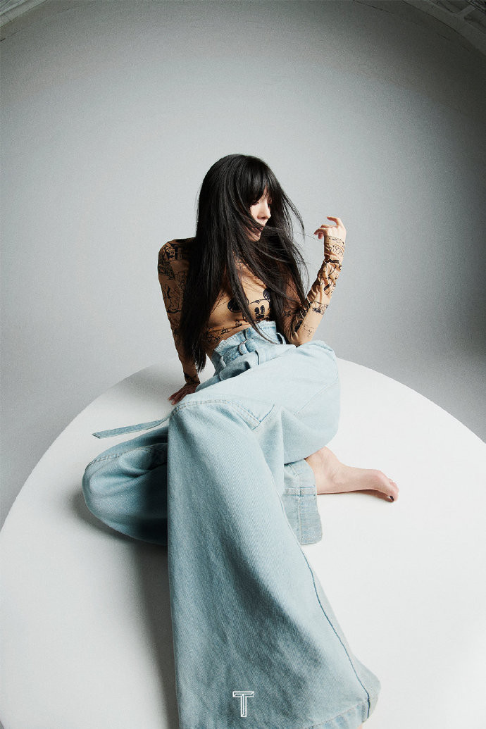 Ảnh tạp chí tháng 7 của Dương Mịch: Tạo hình thiên biến vạn hóa, lúc hoang dại lúc quyến rũ lúc cool khiến người xem 'chóng mặt' Ảnh 8