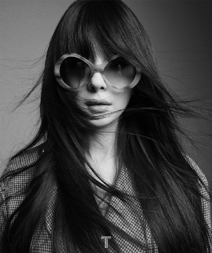 Ảnh tạp chí tháng 7 của Dương Mịch: Tạo hình thiên biến vạn hóa, lúc hoang dại lúc quyến rũ lúc cool khiến người xem 'chóng mặt' Ảnh 4